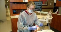 dentysta podczas zabiegu